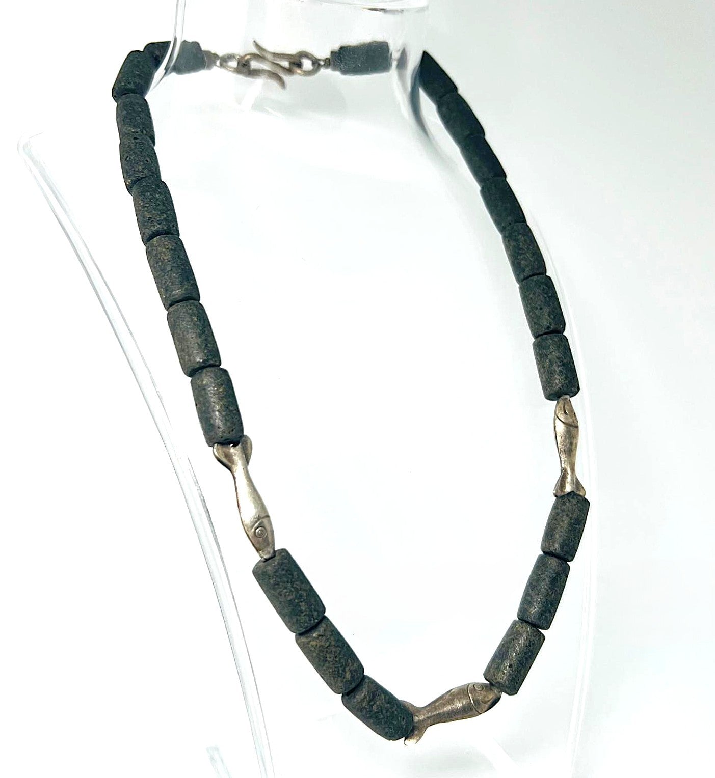 Designerkette Atelierarbeit – 925er Silber mit Lava-Steinen & Fisch