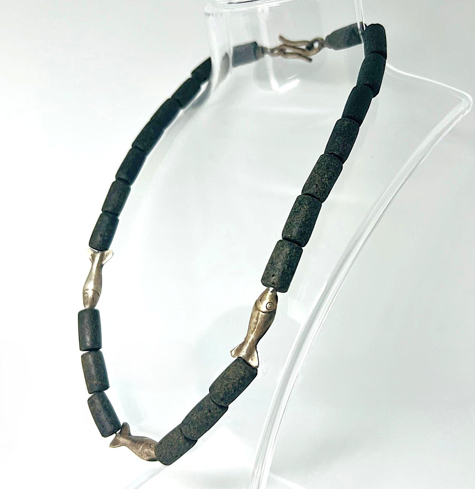 Designerkette Atelierarbeit – 925er Silber mit Lava-Steinen & Fisch