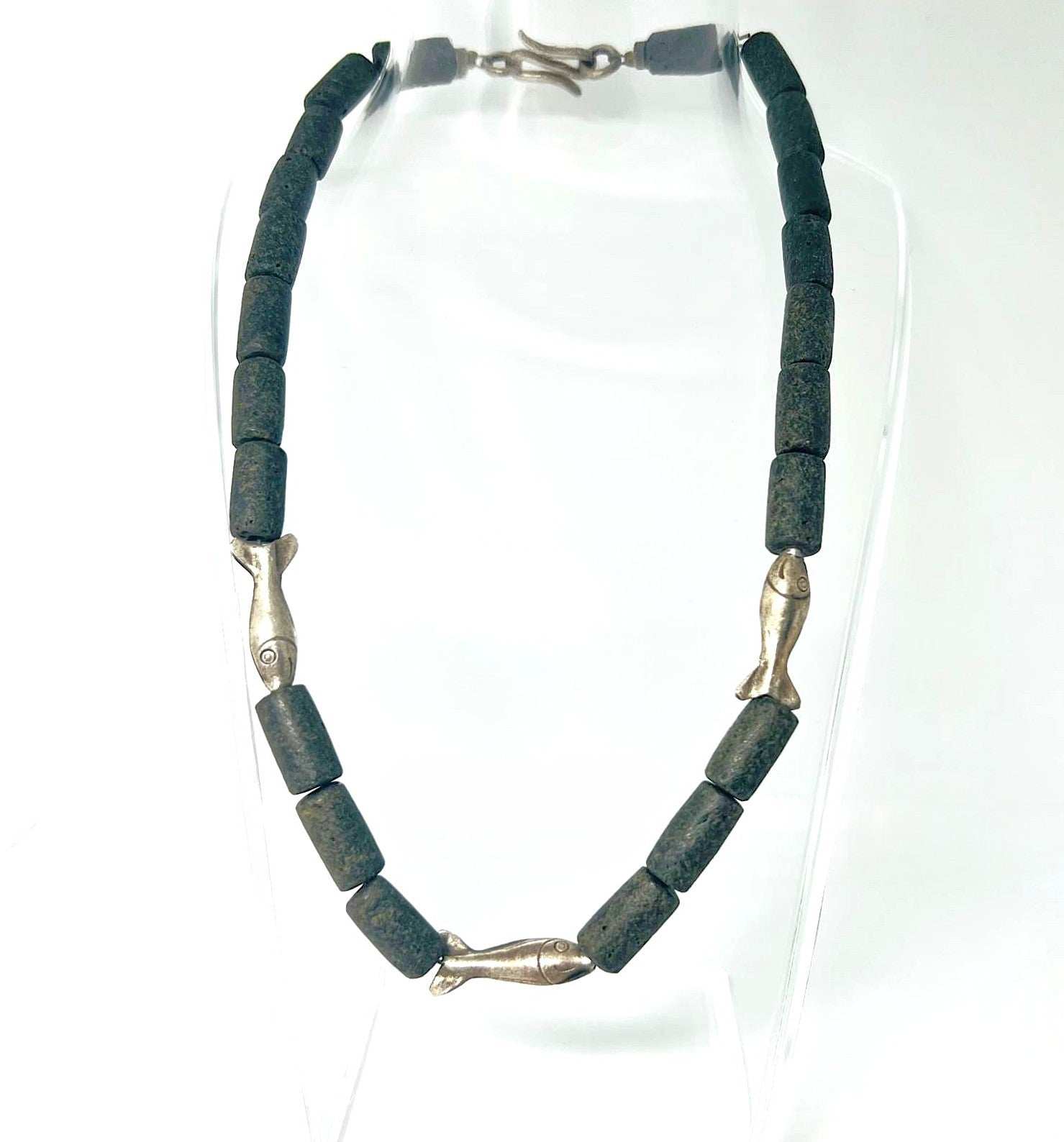 Designerkette Atelierarbeit – 925er Silber mit Lava-Steinen & Fisch