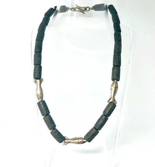 Designerkette Atelierarbeit – 925er Silber mit Lava-Steinen & Fisch