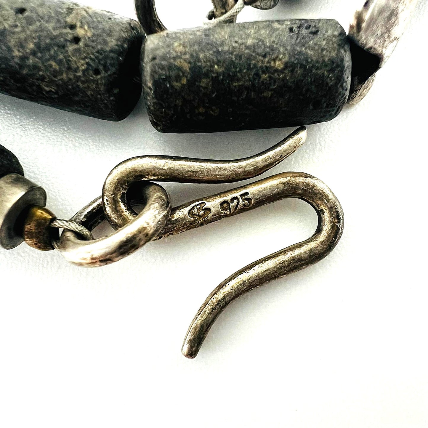 Designerkette Atelierarbeit – 925er Silber mit Lava-Steinen & Fisch