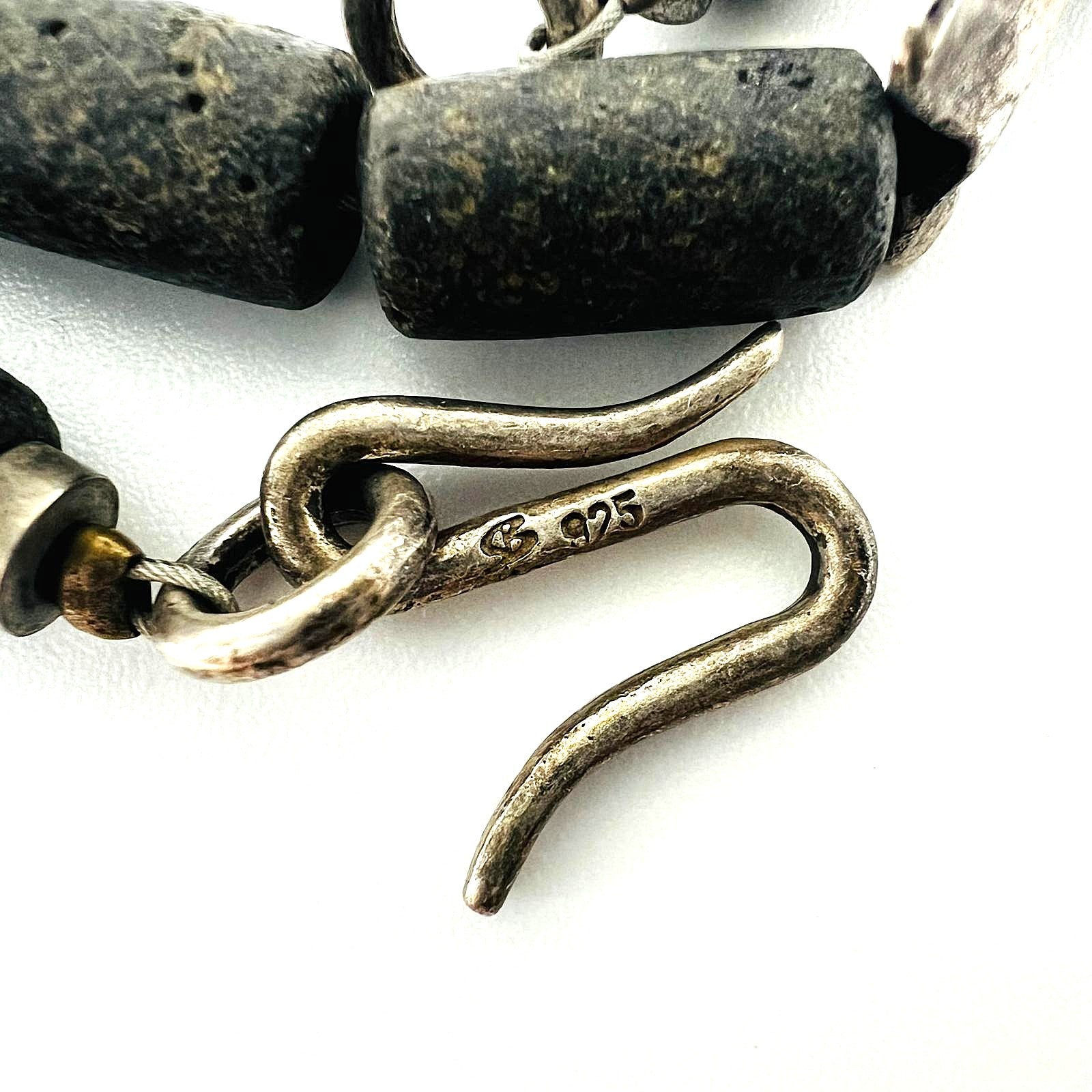 Designerkette Atelierarbeit – 925er Silber mit Lava-Steinen & Fisch