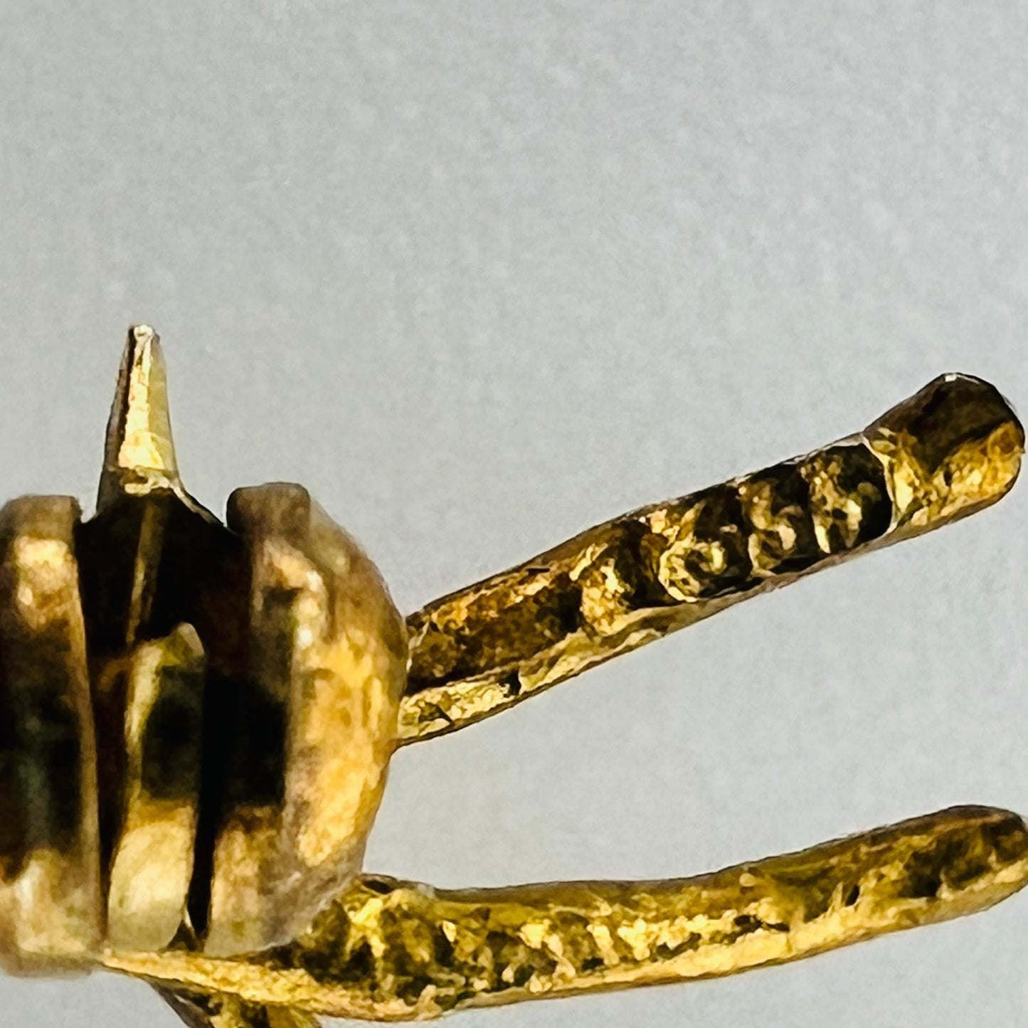 Vintage 333 Goldbrosche mit Amethyst