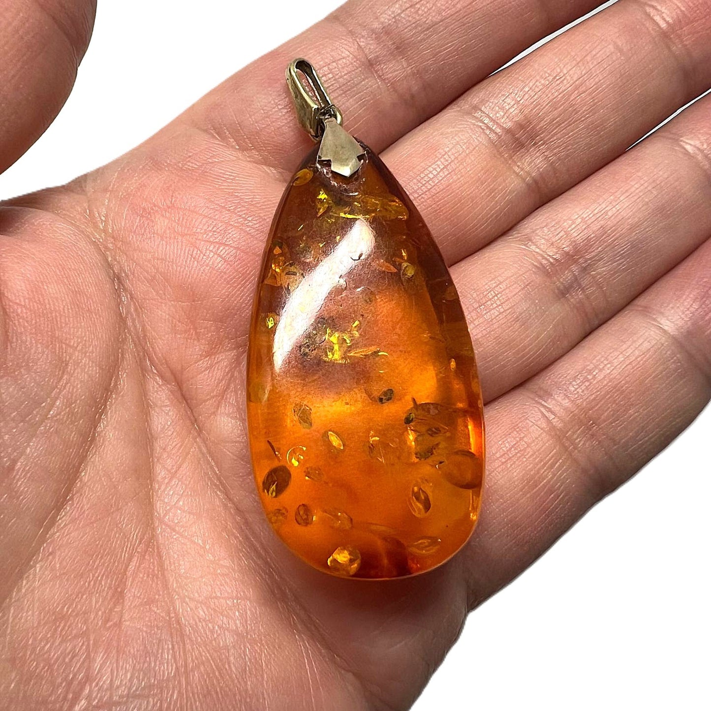 Bernsteinanhänger in Tropfenform 