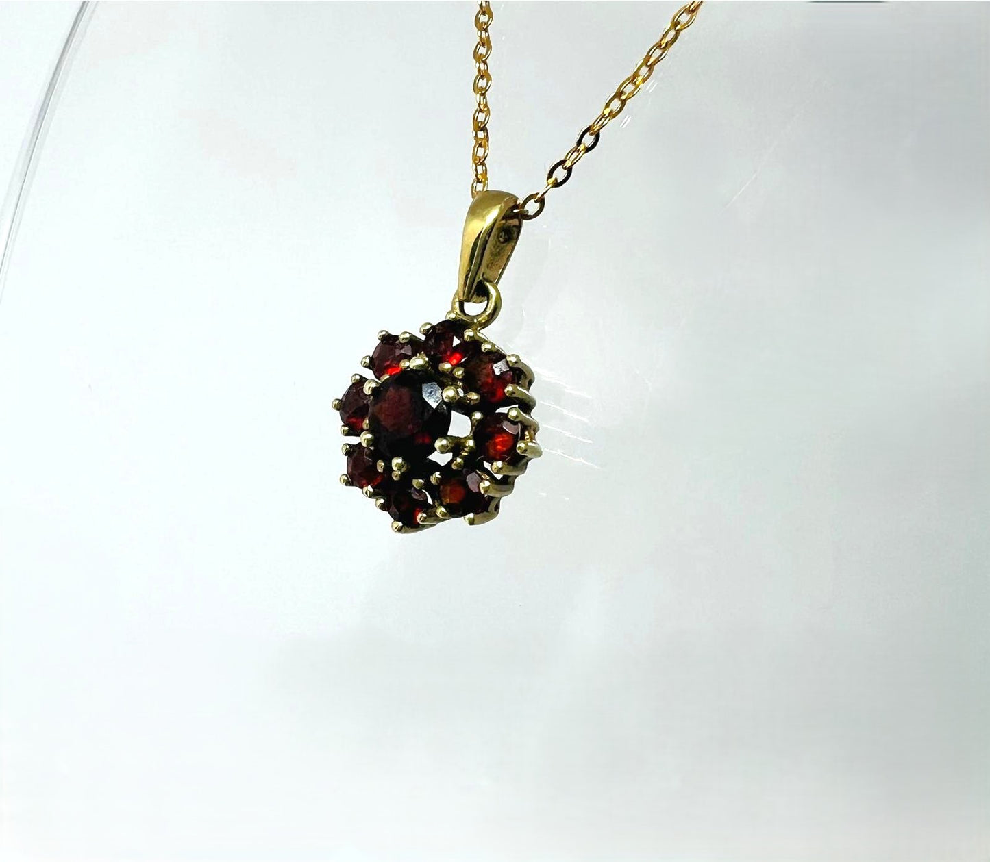  333er Goldkette mit Granatanhänger – böhmisch