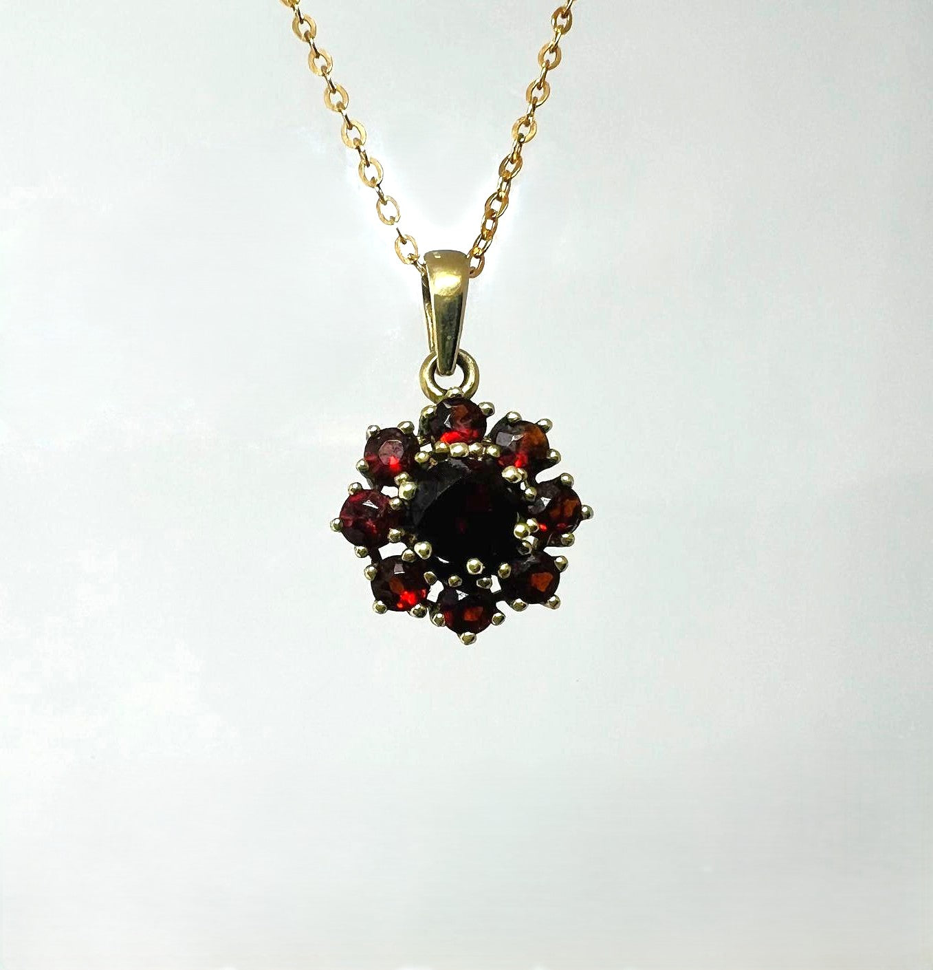  333er Goldkette mit Granatanhänger – böhmisch