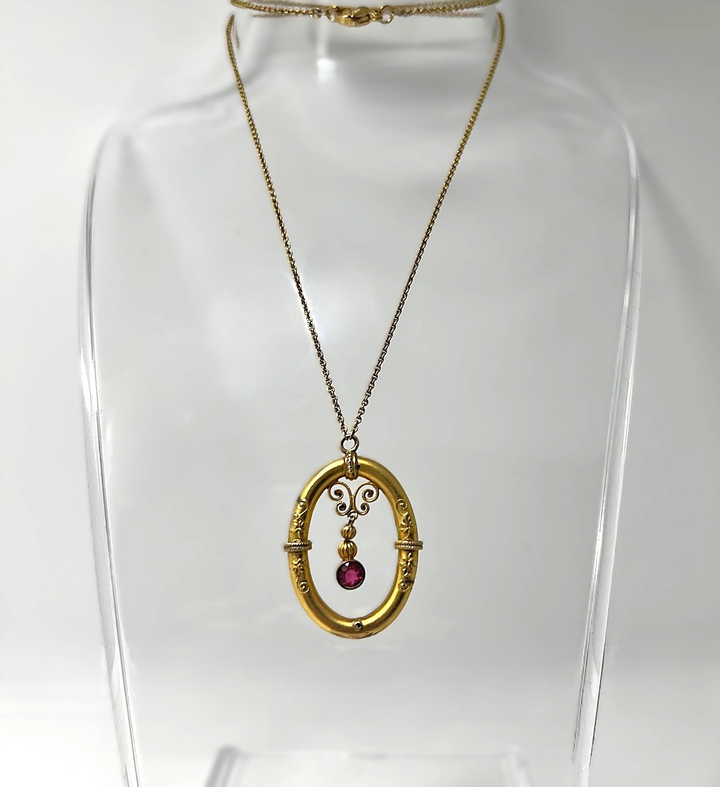 Antike viktorianische Halskette Tombak hartvergoldet mit Granat-Anhänger | Florale Rarität, 19. Jh.