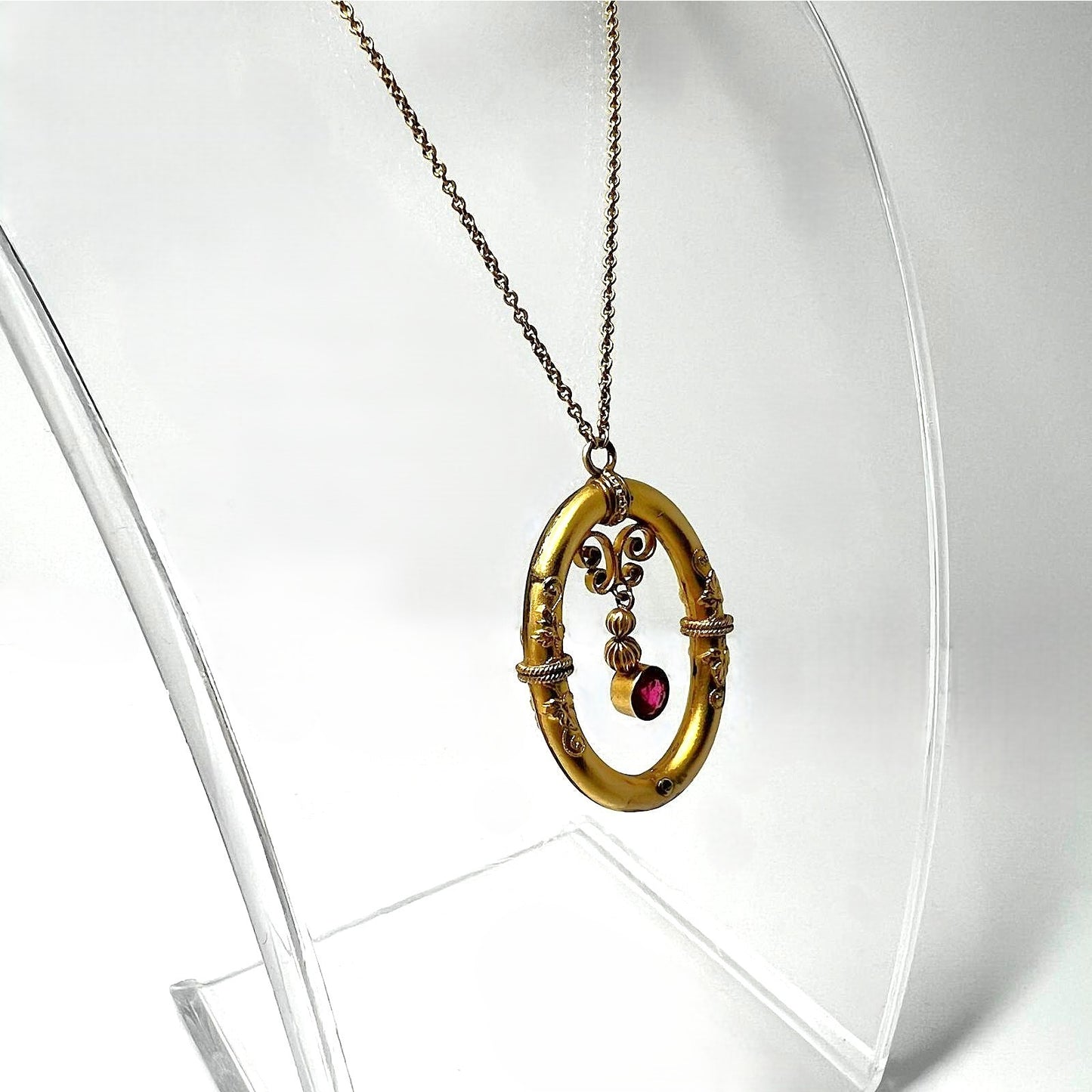Antike viktorianische Halskette Tombak hartvergoldet mit Granat-Anhänger | Florale Rarität, 19. Jh.