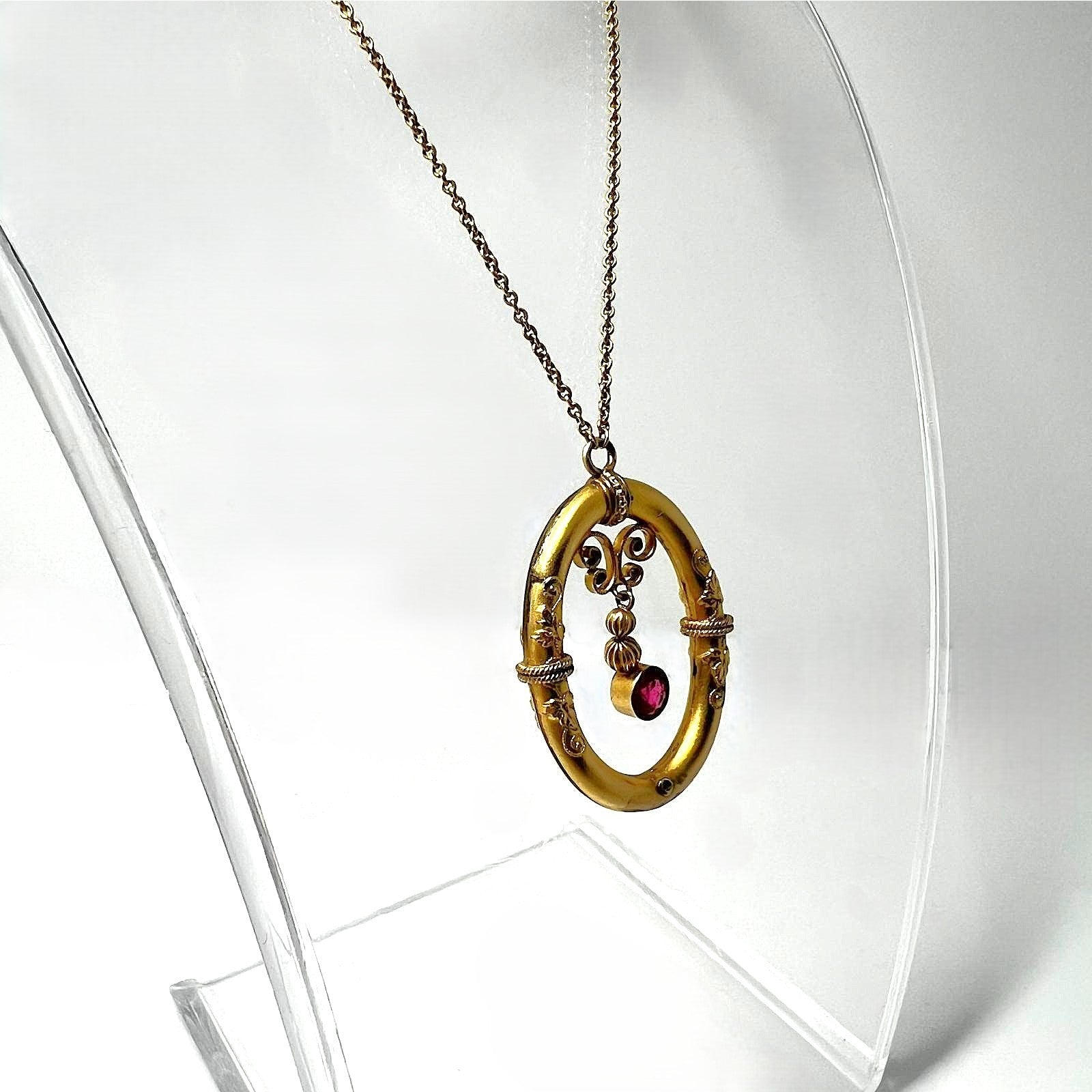 Antike viktorianische Halskette Tombak hartvergoldet mit Granat-Anhänger | Florale Rarität, 19. Jh.