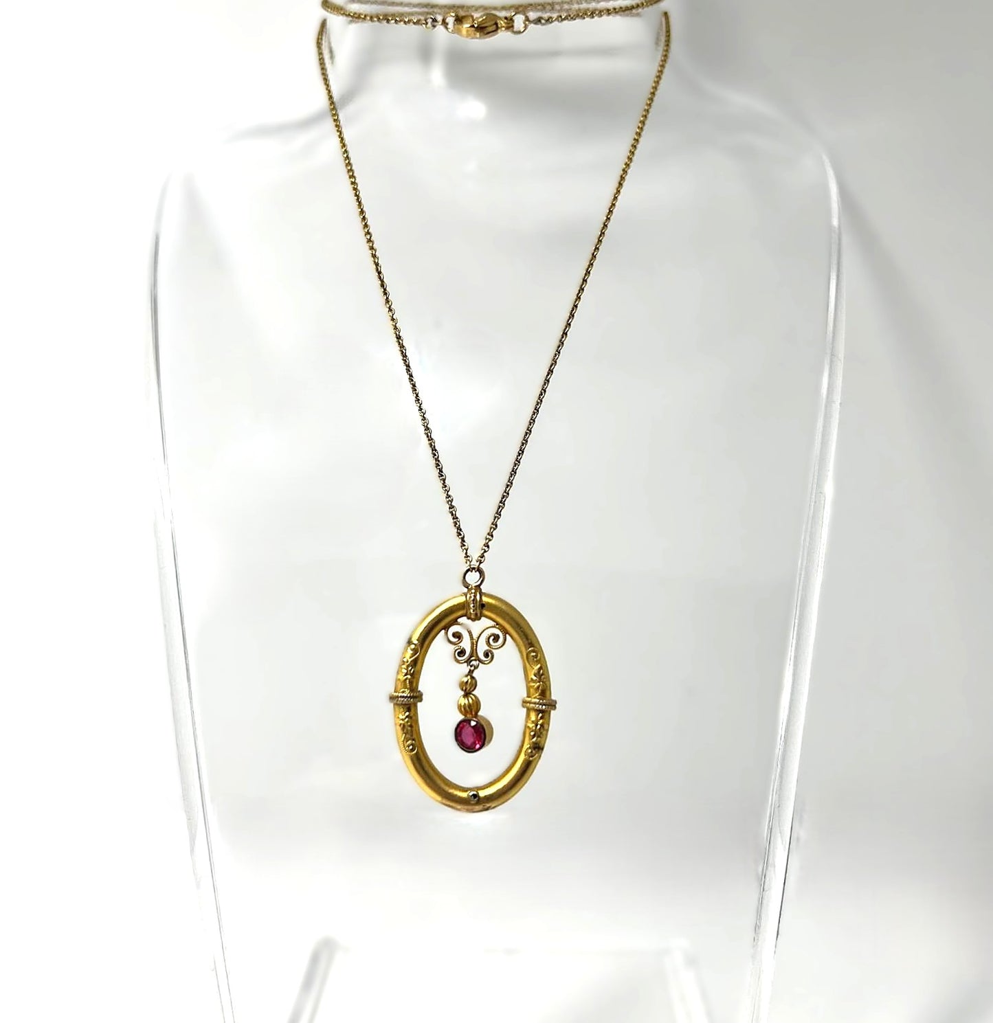 Antike viktorianische Halskette Tombak hartvergoldet mit Granat-Anhänger | Florale Rarität, 19. Jh.