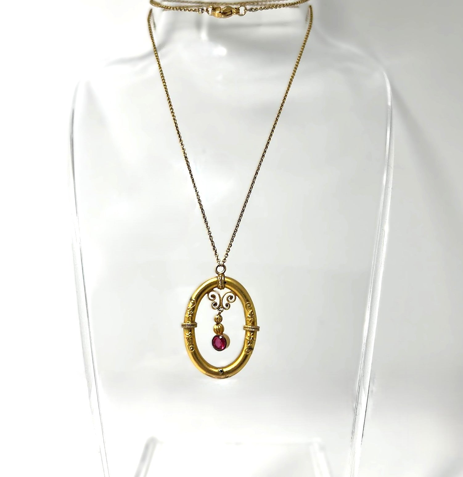 Antike viktorianische Halskette Tombak hartvergoldet mit Granat-Anhänger | Florale Rarität, 19. Jh.