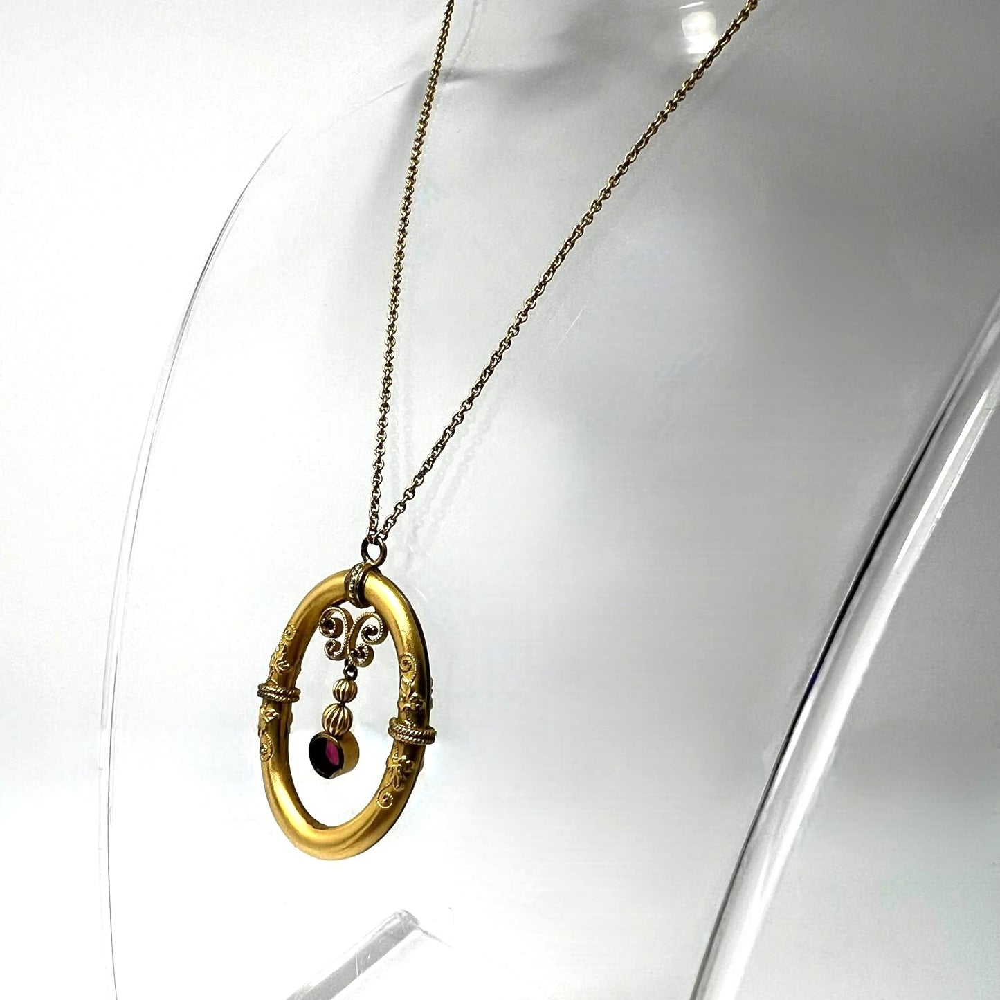 Antike viktorianische Halskette Tombak hartvergoldet mit Granat-Anhänger | Florale Rarität, 19. Jh.