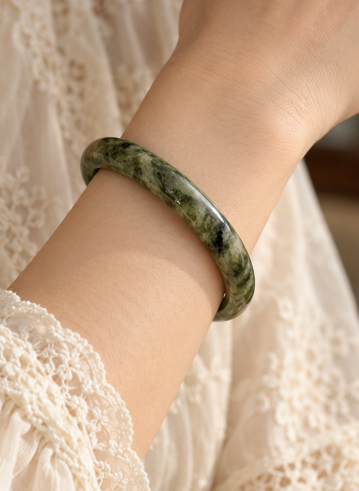 Grüner Jade-Armreif 