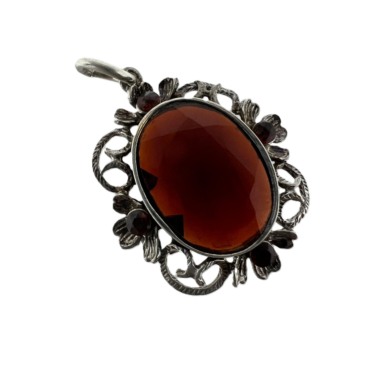 Anhänger mit facettiertem Granat 