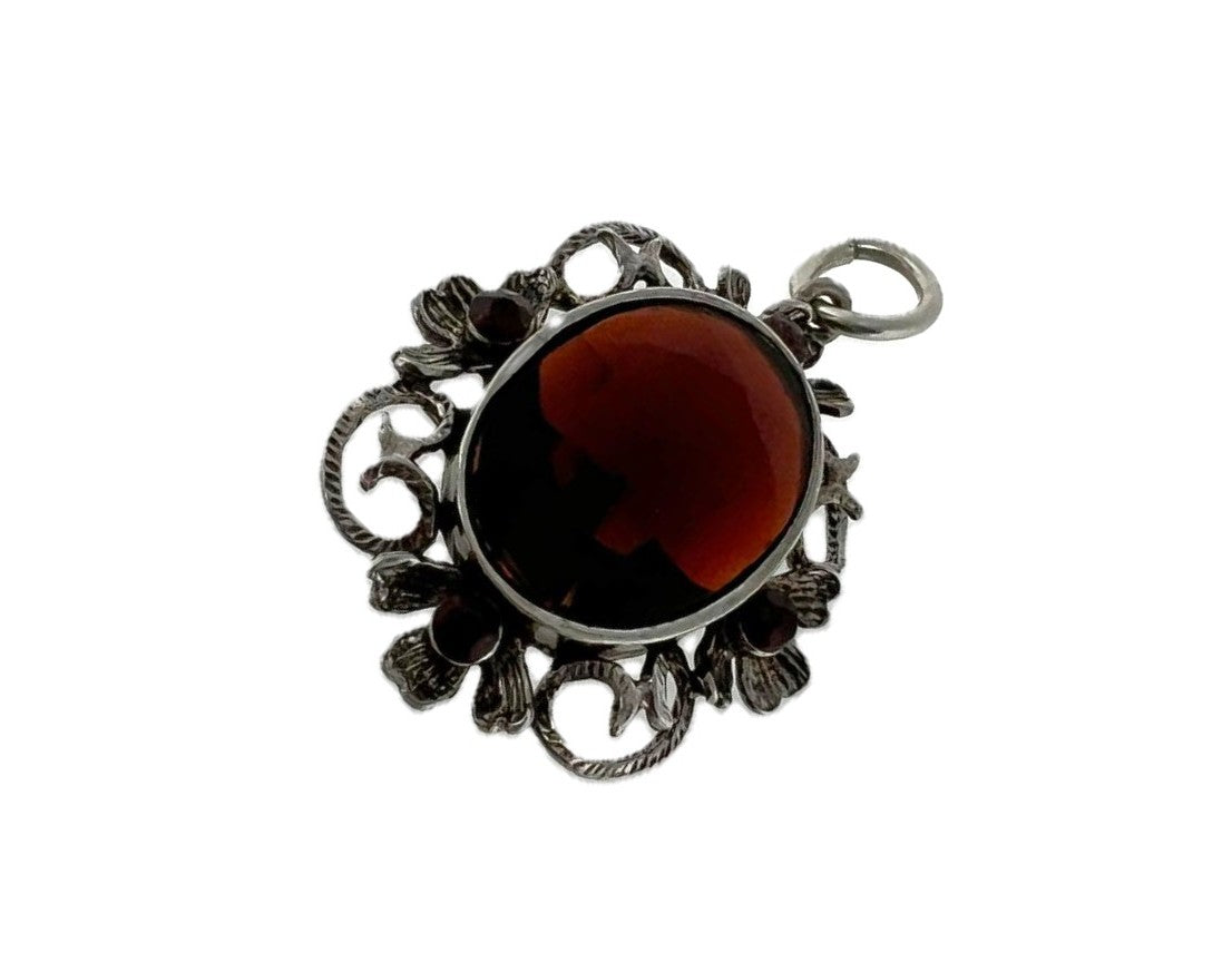 Anhänger mit facettiertem Granat 