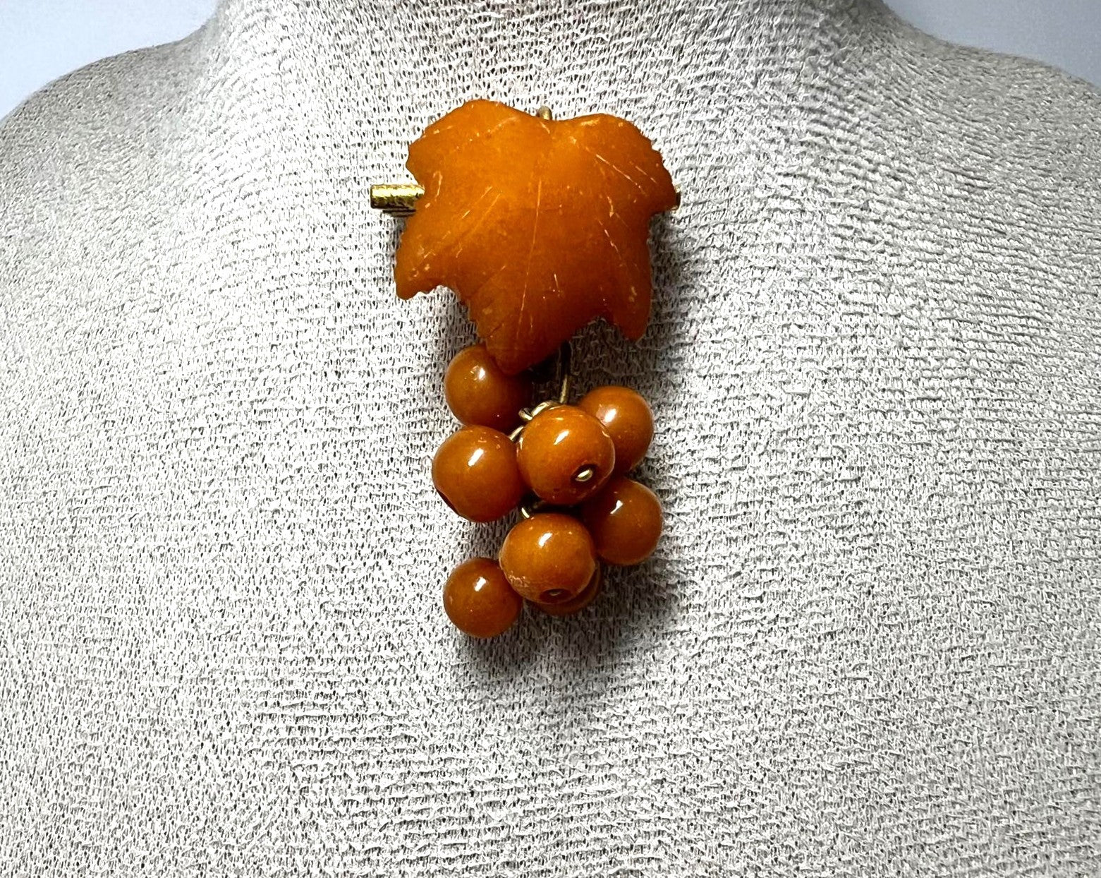 Vintage Bernstein Brosche Blatt Trauben 