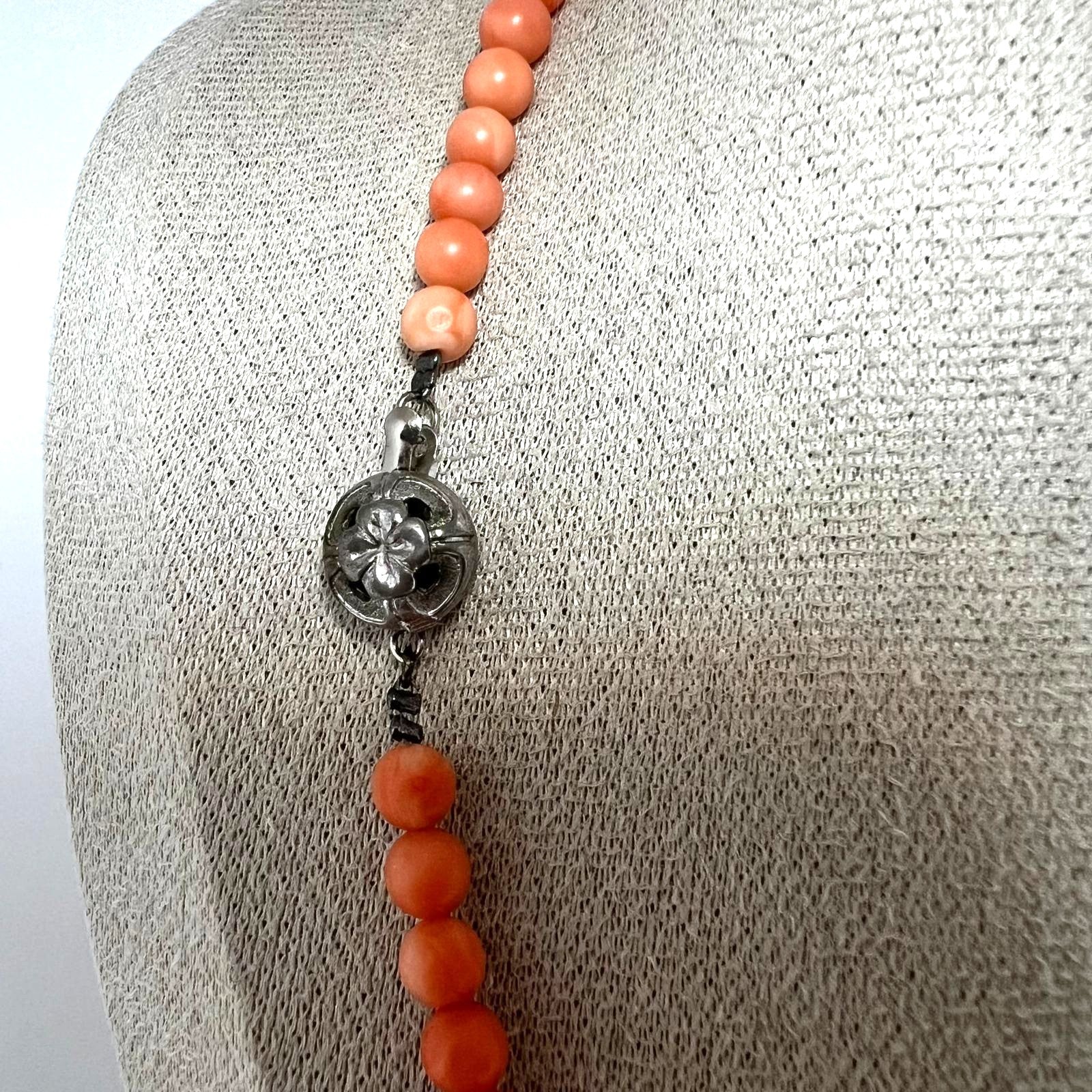 Vintage Korallenkette im Angel Skin 