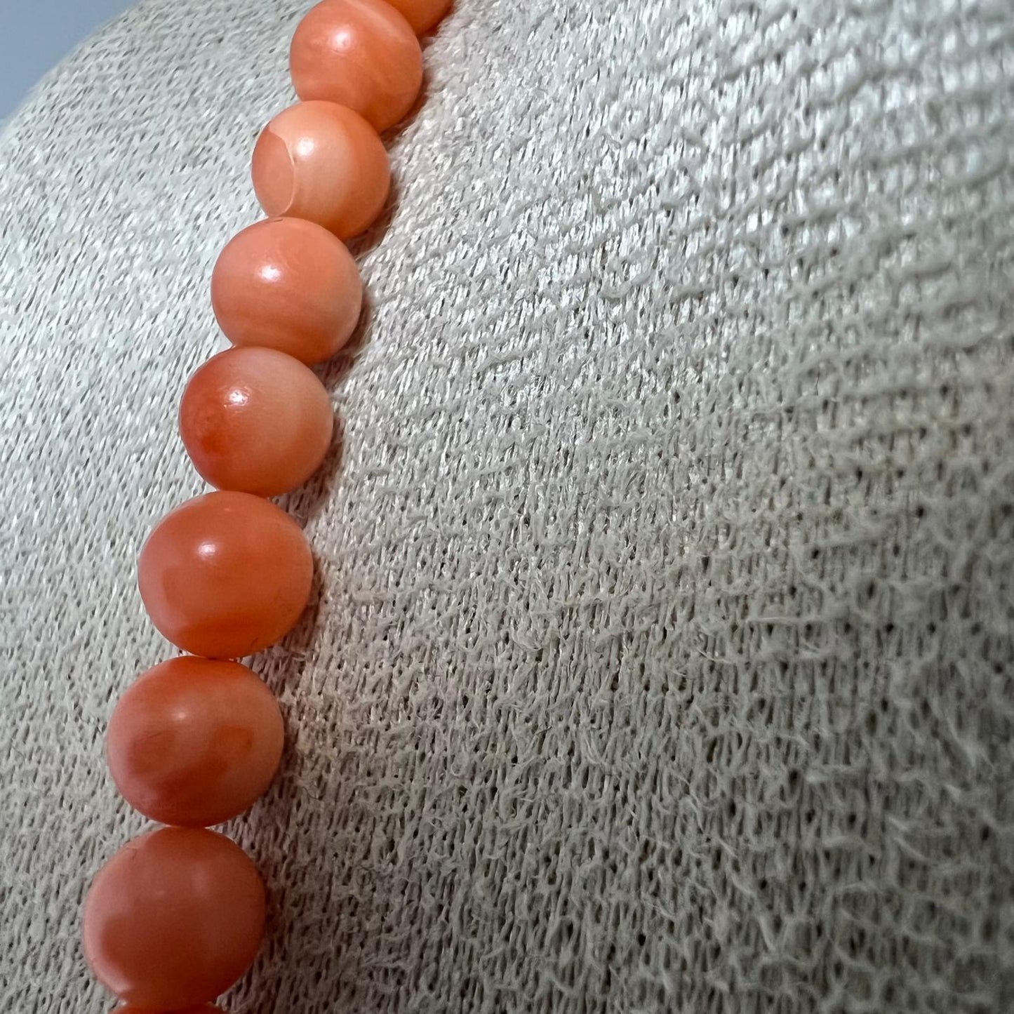 Vintage Korallenkette im Angel Skin 
