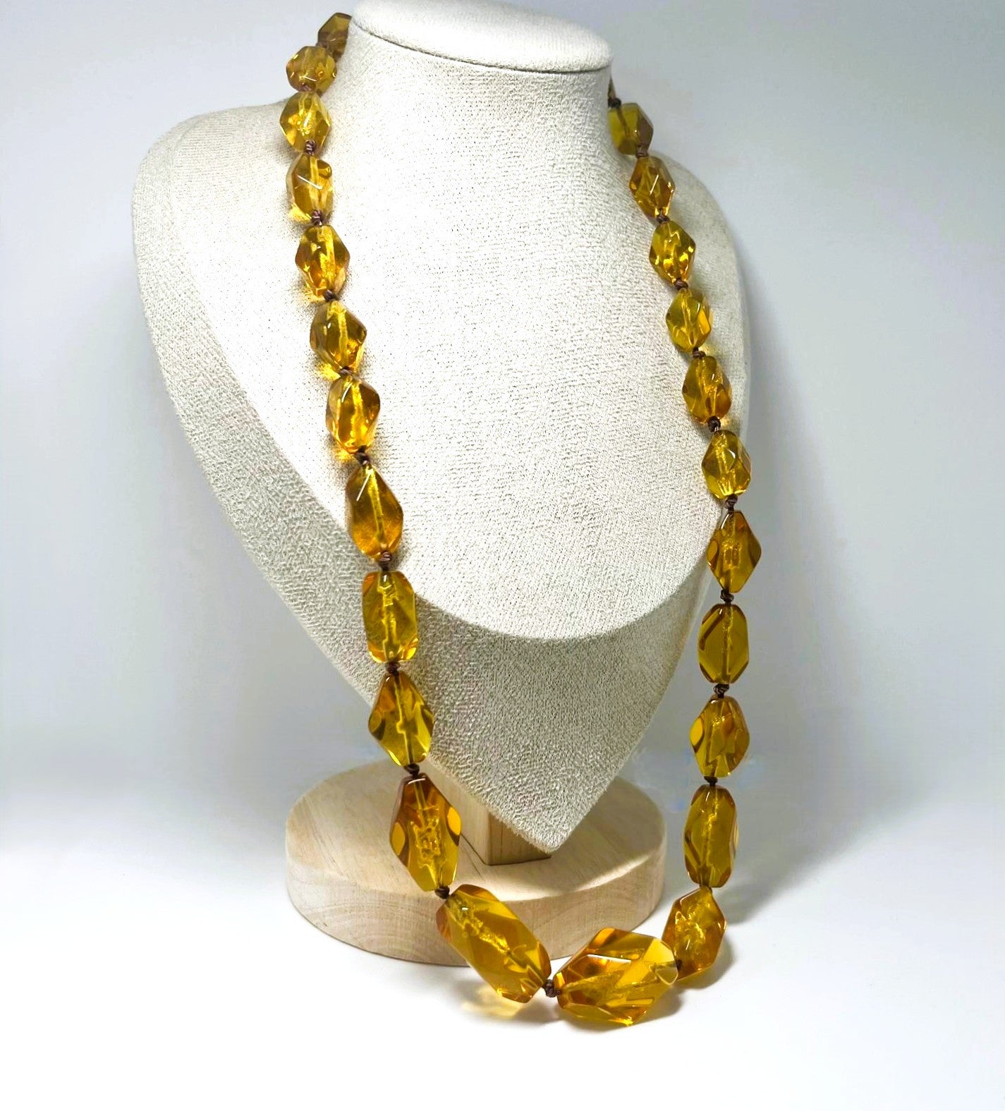 Art Deco facettierte Bernsteinkette Honig-Cognac – handgeknotetes Langcollier mit Olive-Perlen