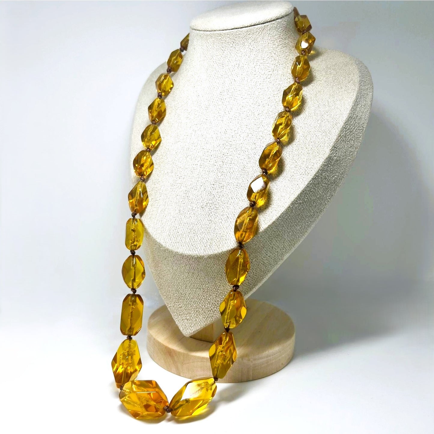 Art Deco facettierte Bernsteinkette Honig-Cognac – handgeknotetes Langcollier mit Olive-Perlen