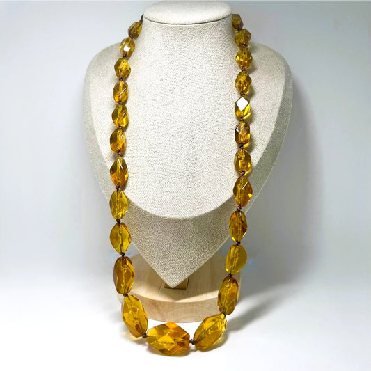 Art Deco facettierte Bernsteinkette Honig-Cognac – handgeknotetes Langcollier mit Olive-Perlen