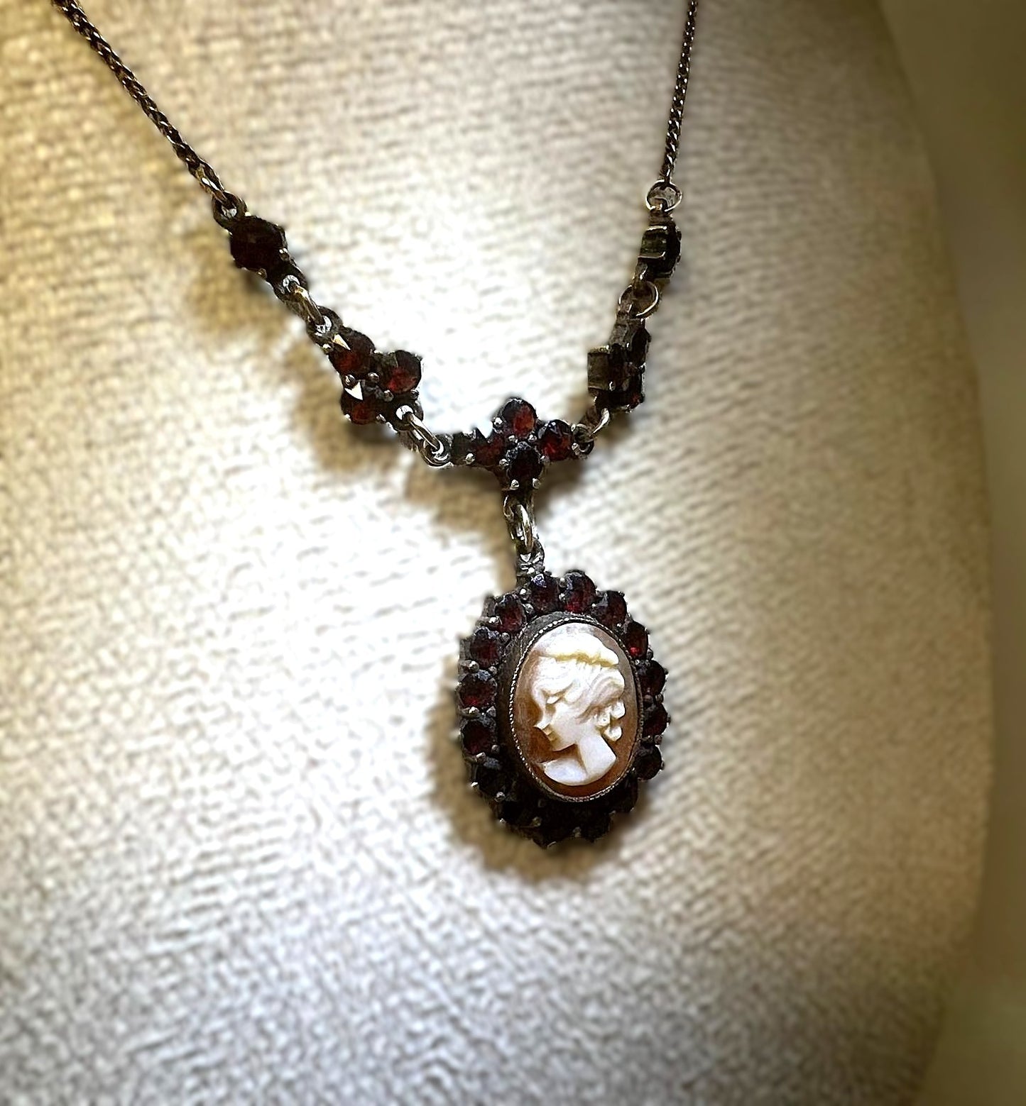 Antikes Granat-Collier mit Kamee aus 800er Silber 