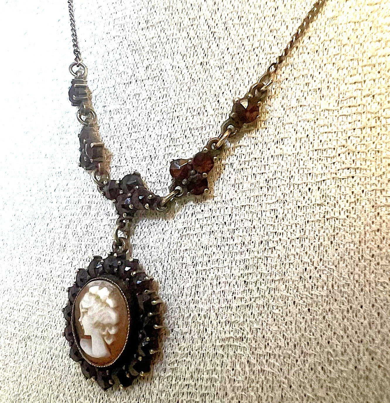 Antikes Granat-Collier mit Kamee aus 800er Silber 