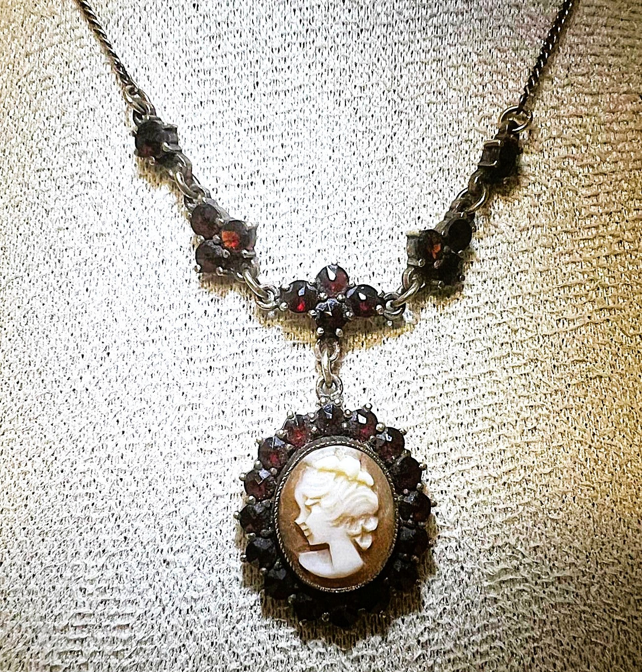 Antikes Granat-Collier mit Kamee aus 800er Silber 