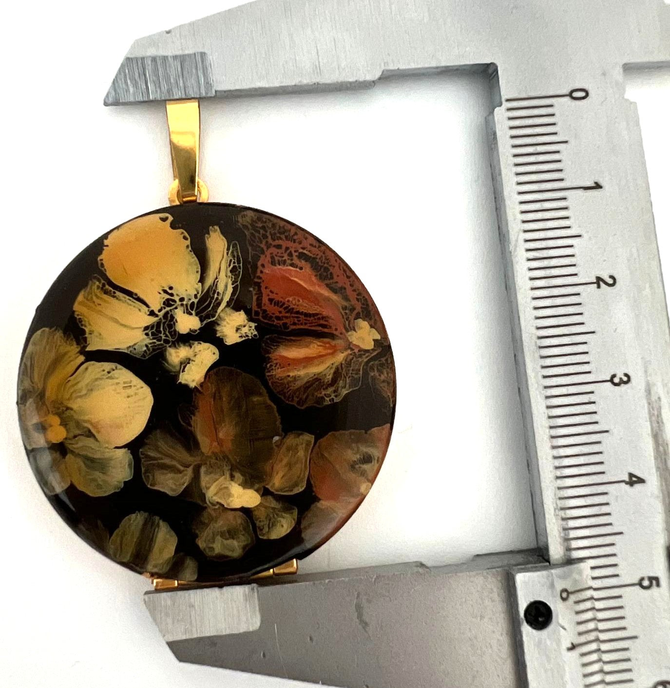  Amulett vergoldet mit floralen Motiv