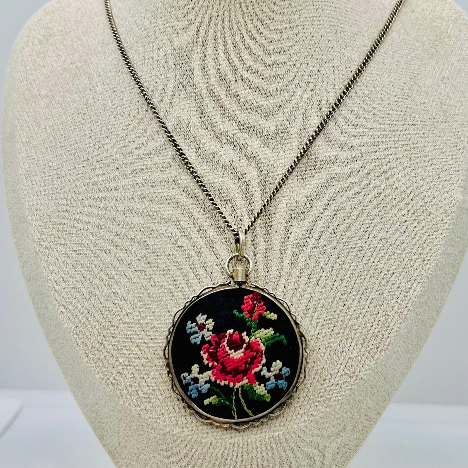 Antiker Art Deco Petit Point Stickerei Anhänger 