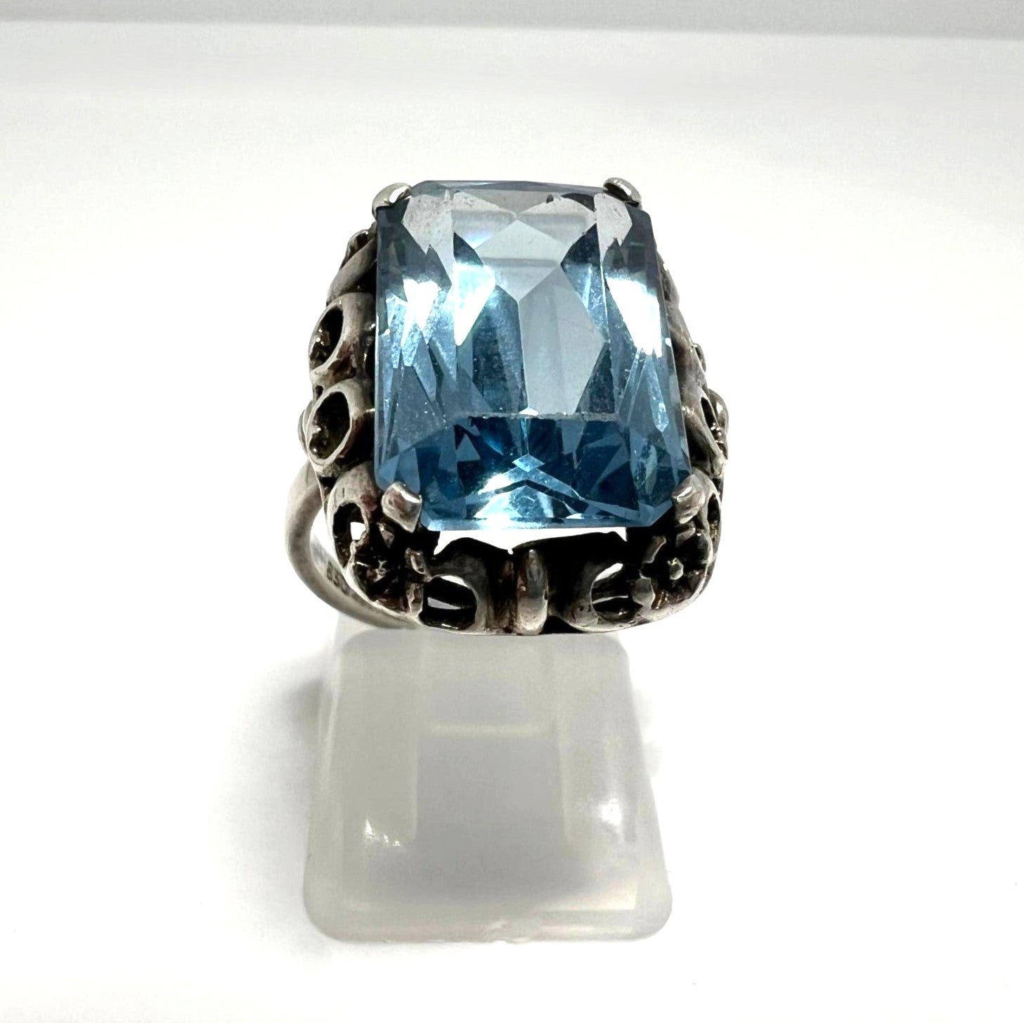 Art Déco Ring mit großem Aquamarin 