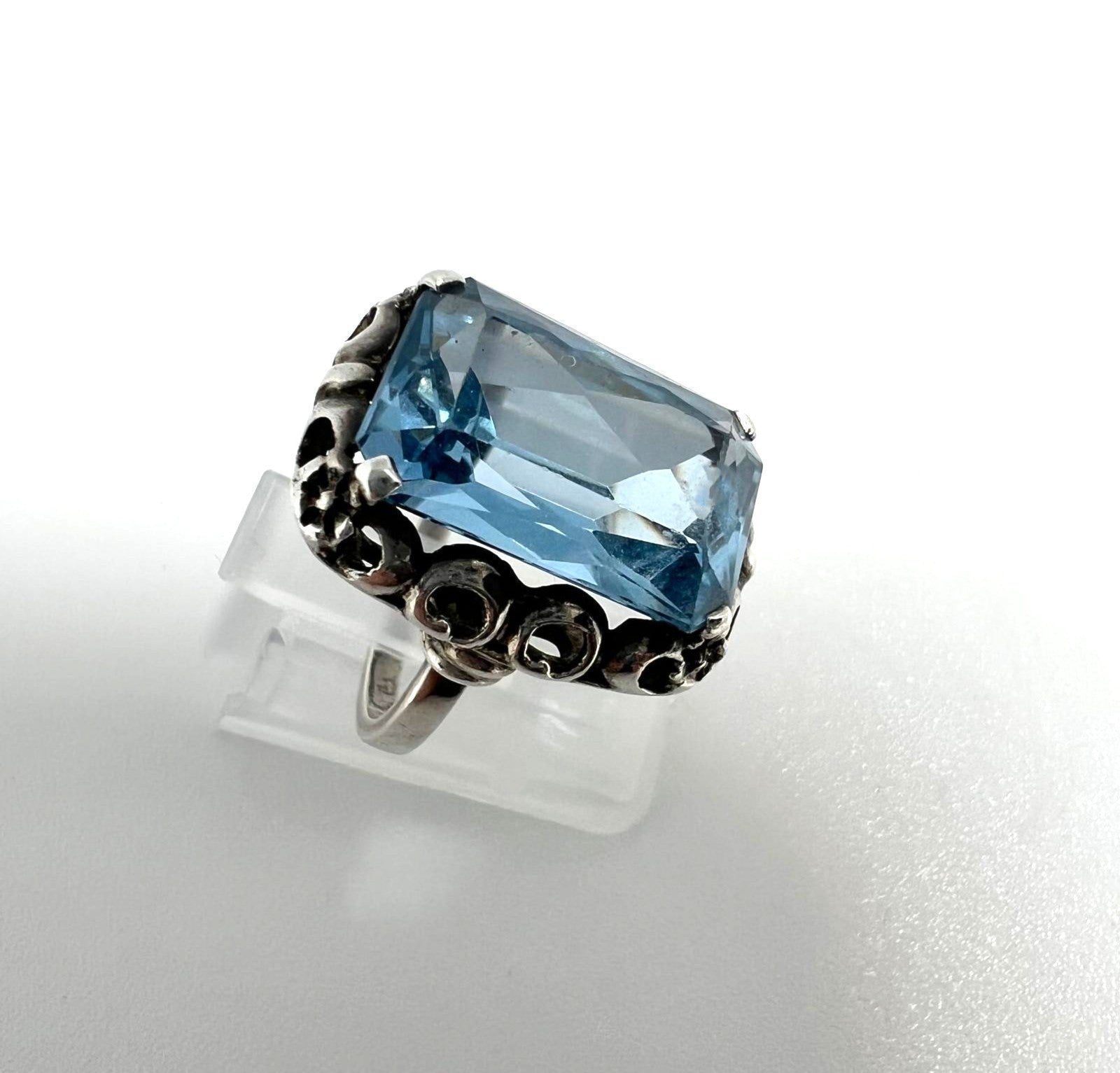 Art Déco Ring mit großem Aquamarin 