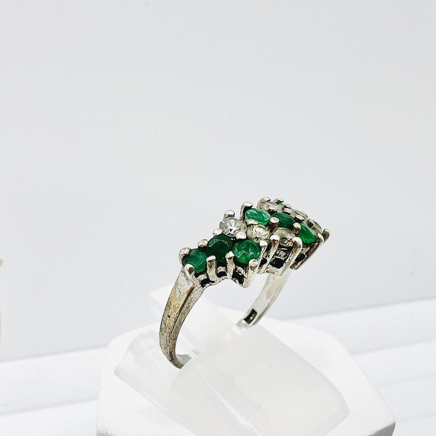 Ring mit Smaragd Edelsteinen und weißen Zirkonen