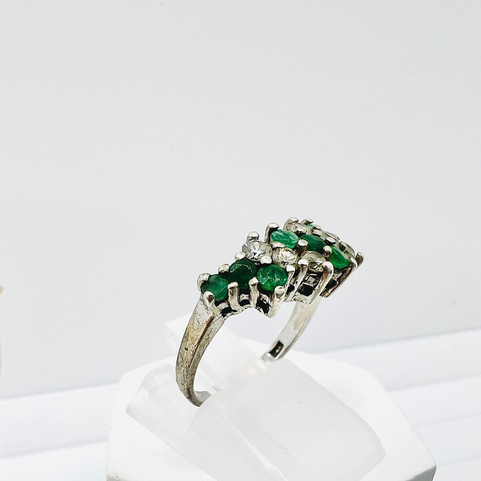 Ring mit Smaragd Edelsteinen und weißen Zirkonen