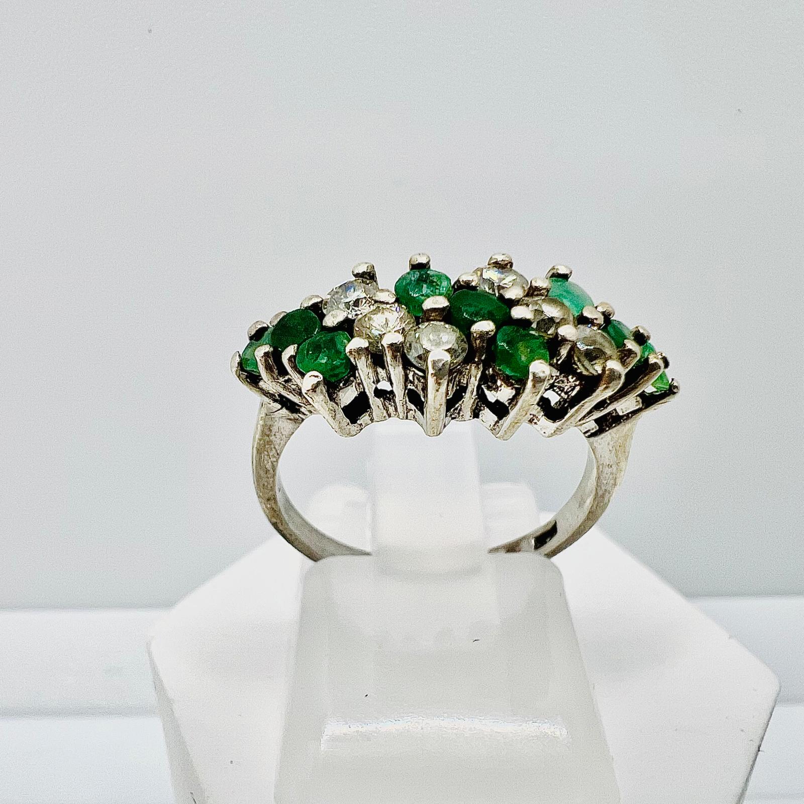 Ring mit Smaragd Edelsteinen und weißen Zirkonen