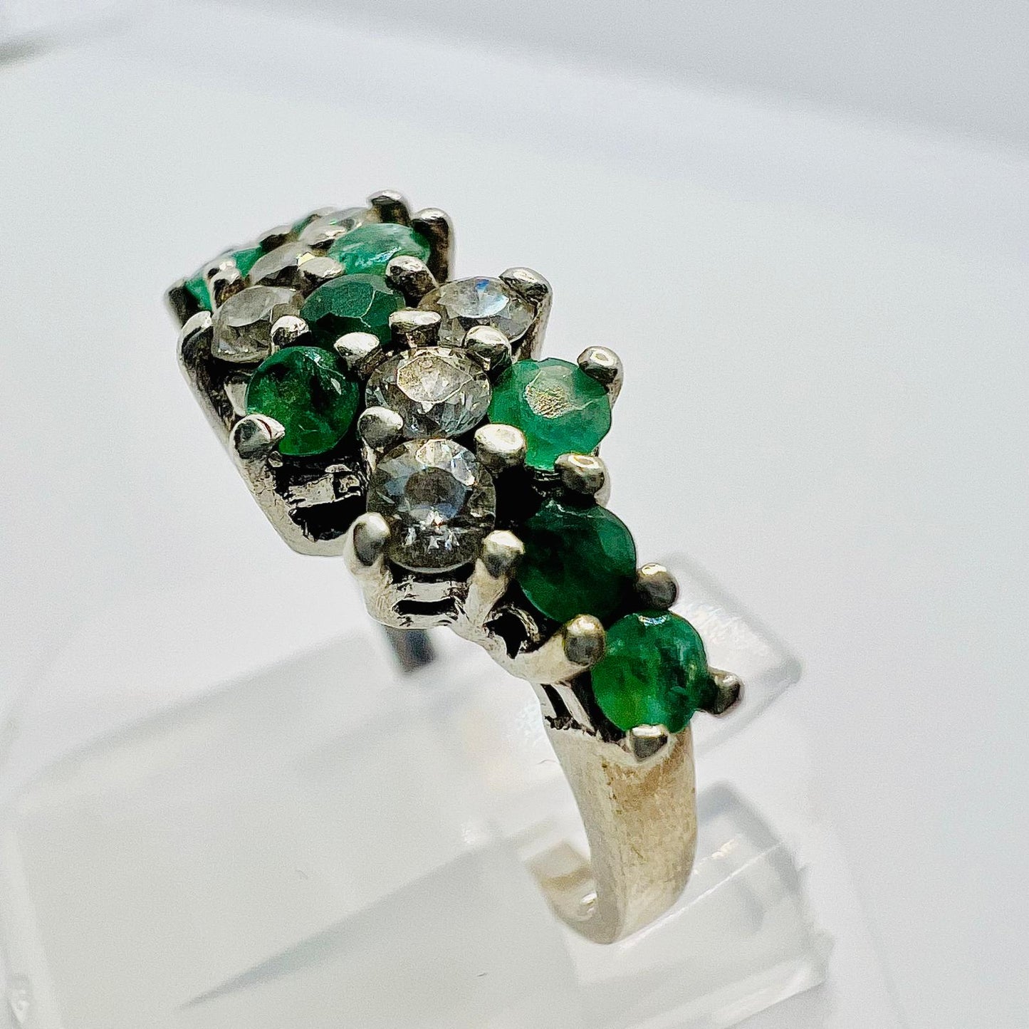 Ring mit Smaragd Edelsteinen und weißen Zirkonen