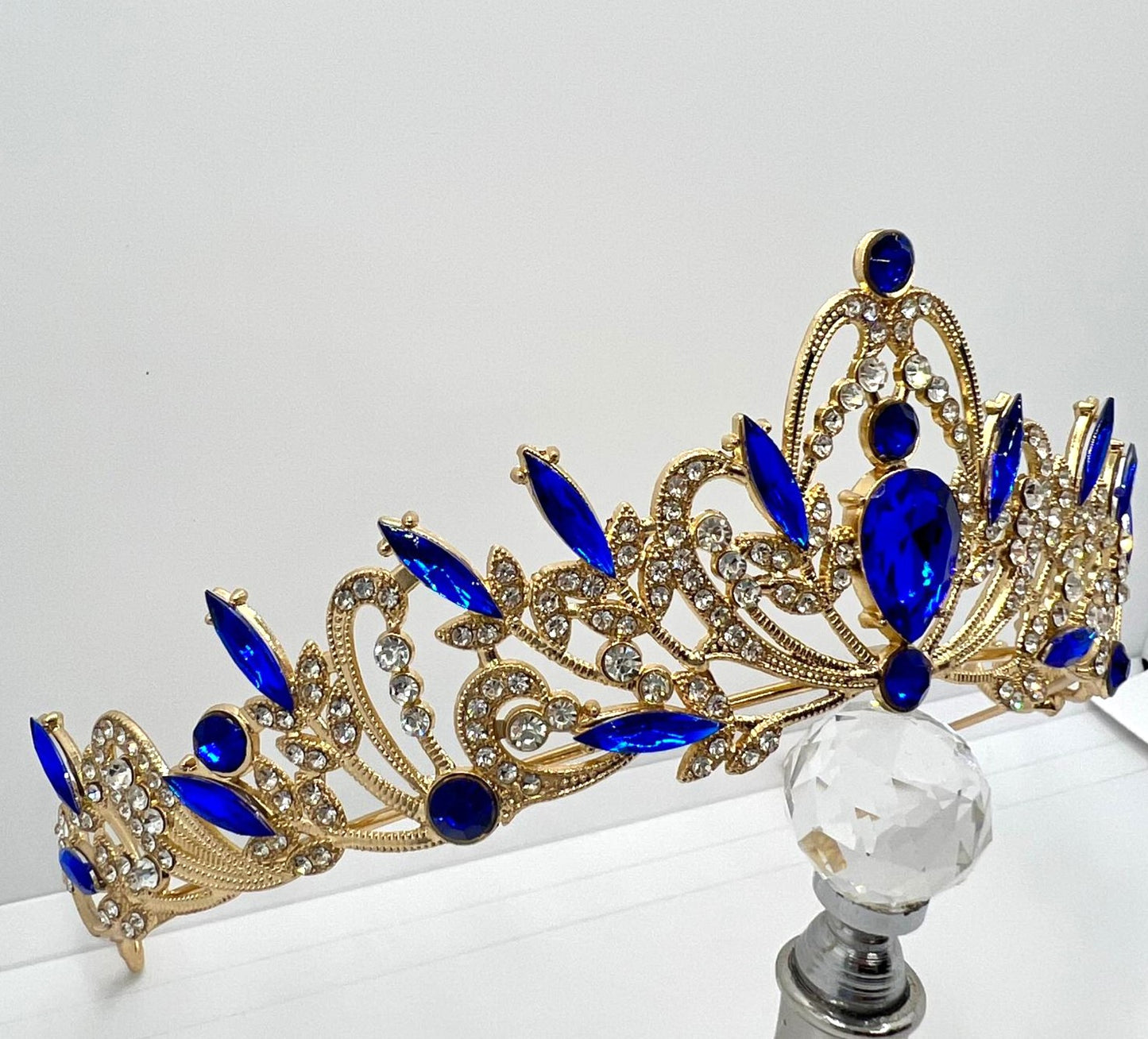Goldene Tiara mit blauen Strasssteinen