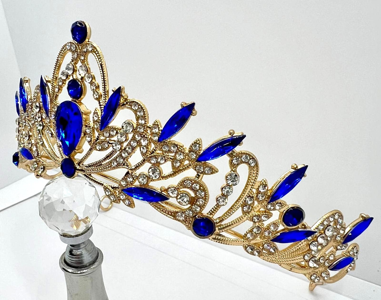Goldene Tiara mit blauen Strasssteinen