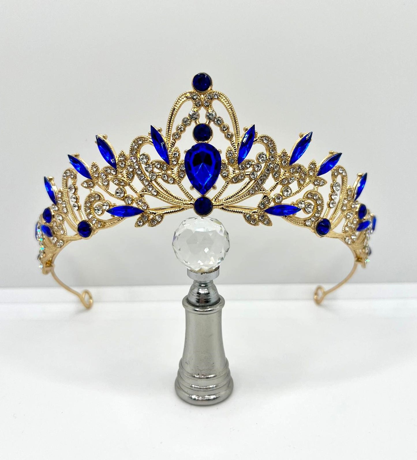Goldene Tiara mit blauen Strasssteinen