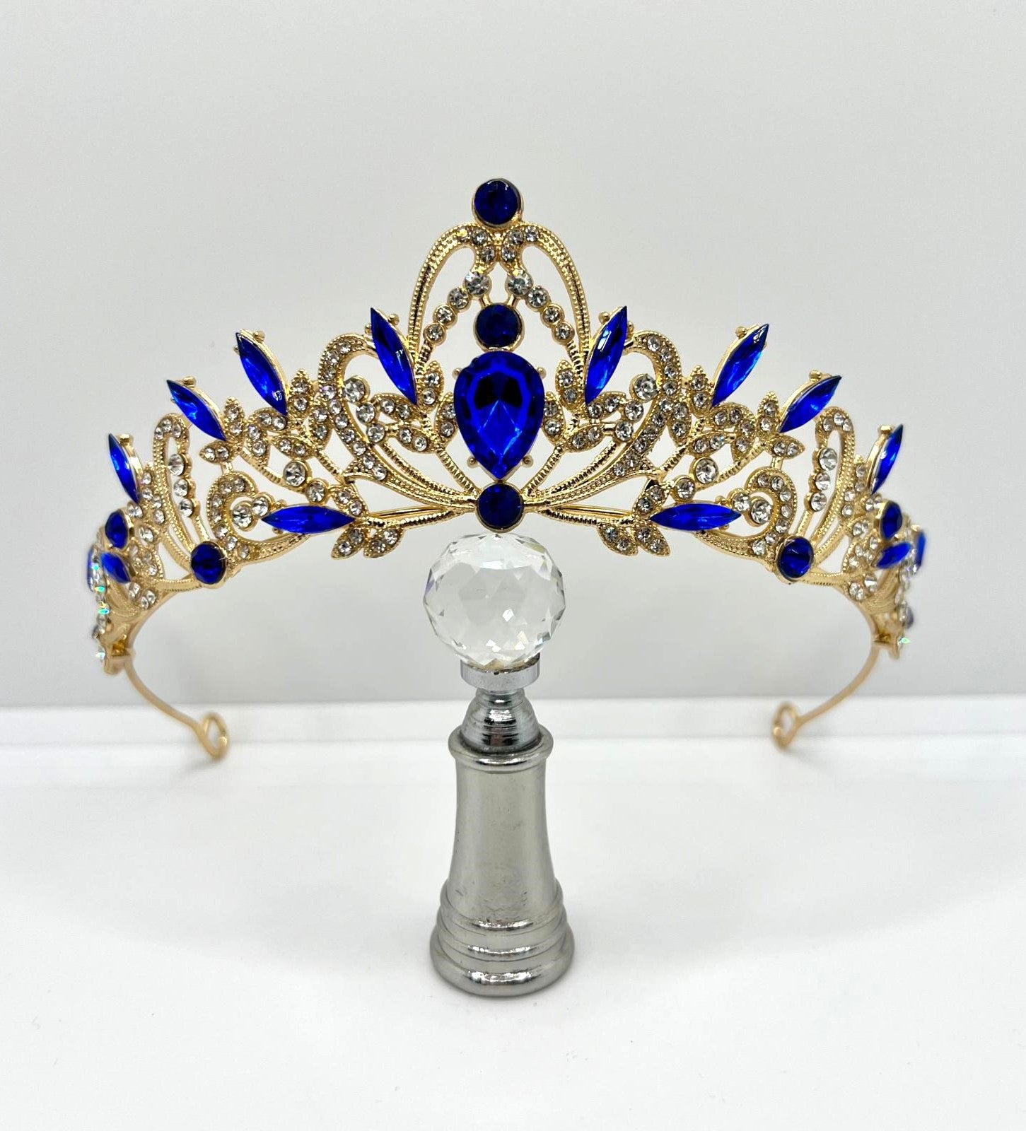 Goldene Tiara mit blauen Strasssteinen