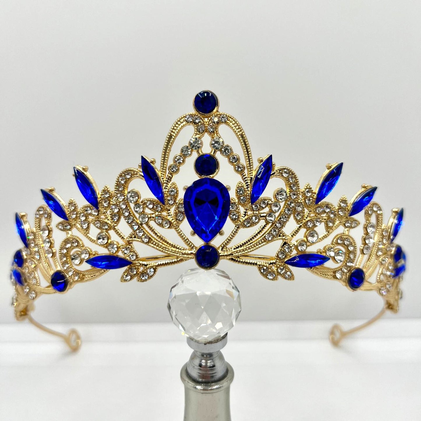 Goldene Tiara mit blauen Strasssteinen