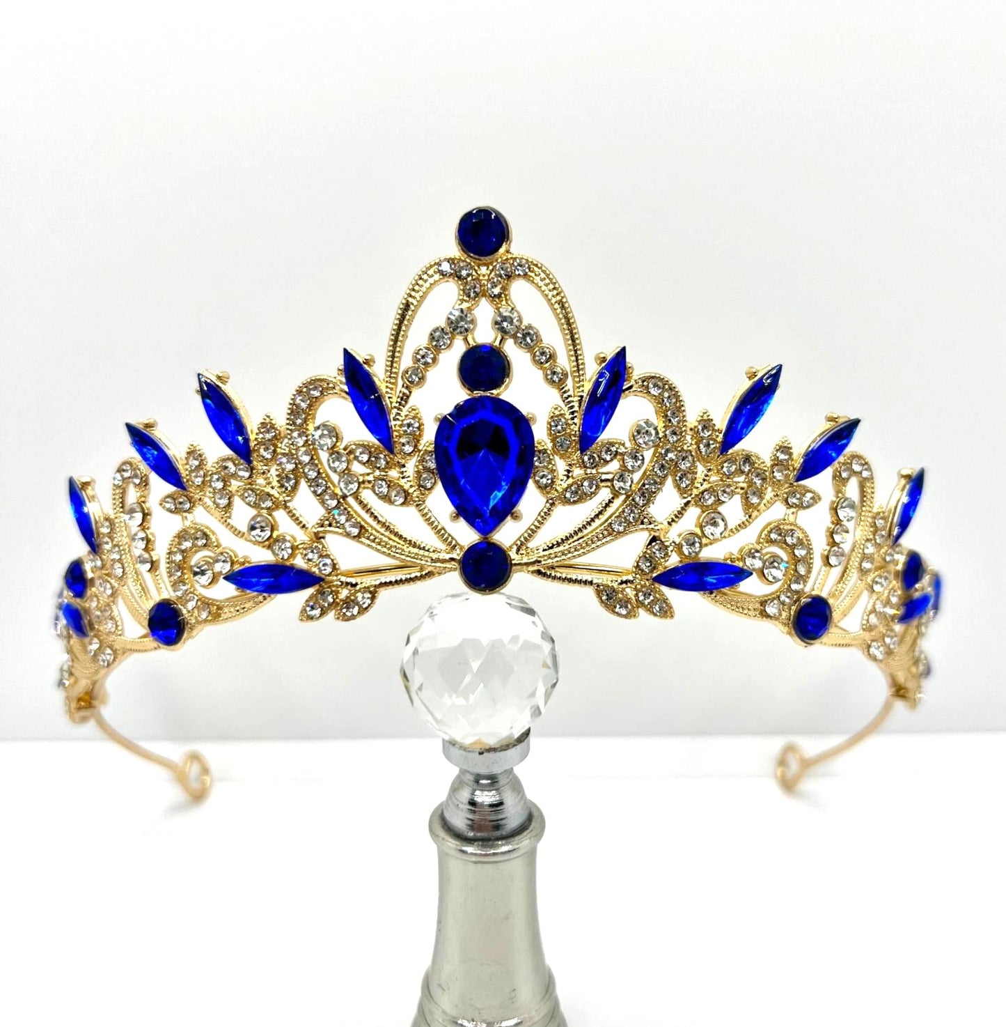 Goldene Tiara mit blauen Strasssteinen
