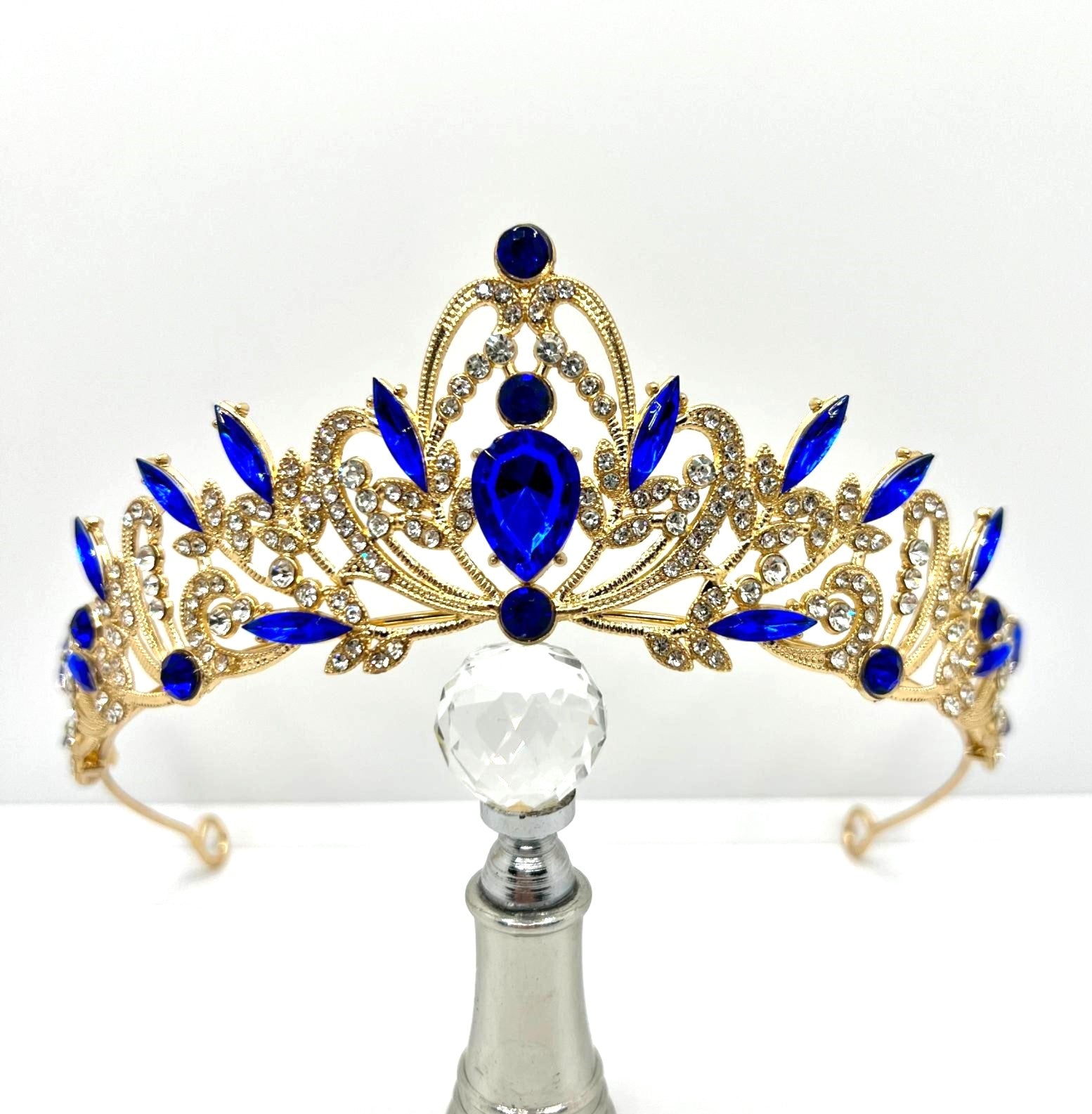 Goldene Tiara mit blauen Strasssteinen