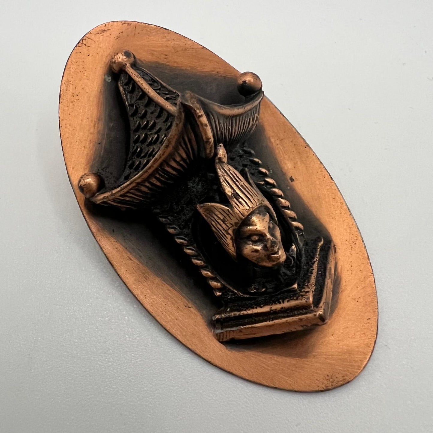 Kupfer Brosche mit mystischer Maske