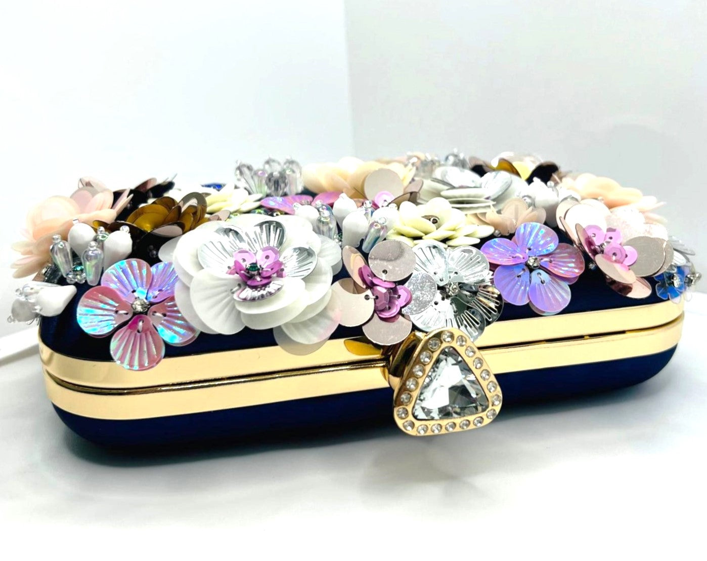 Clutch aus Satin in Marineblau und Gold