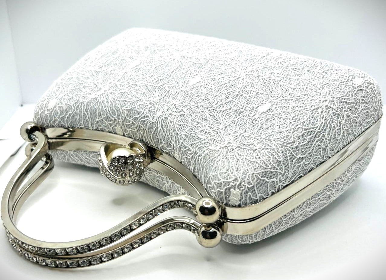 Clutch aus Spitze in Weiß und Silber