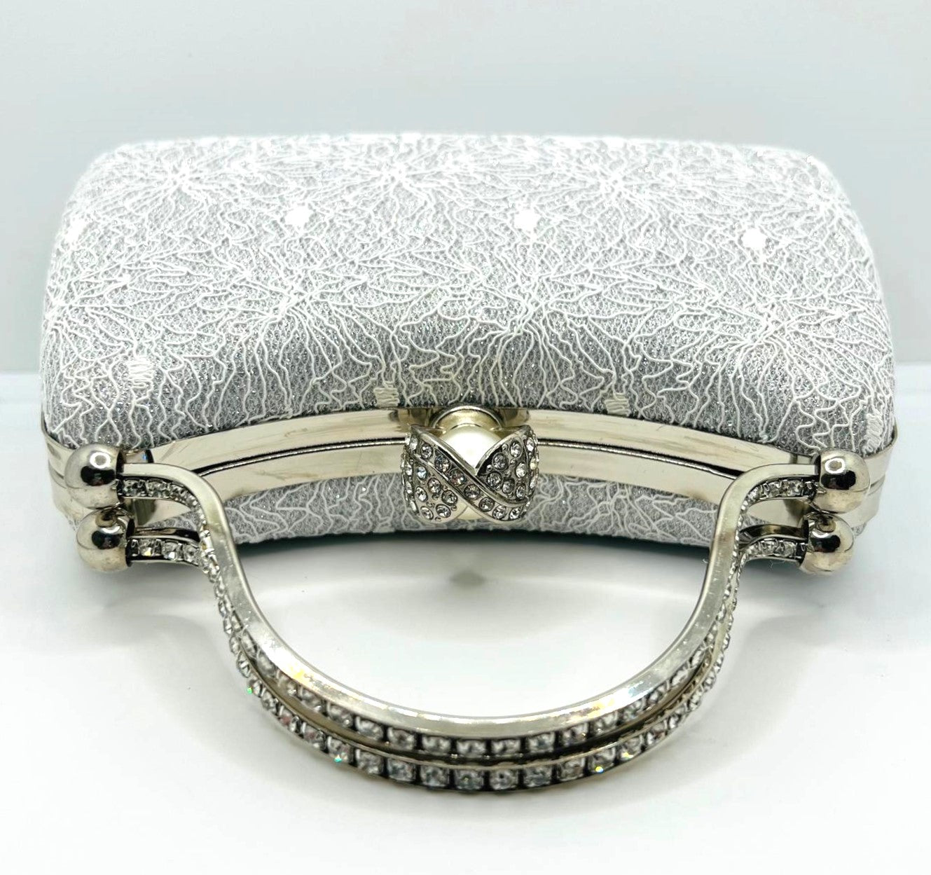 Clutch aus Spitze in Weiß und Silber