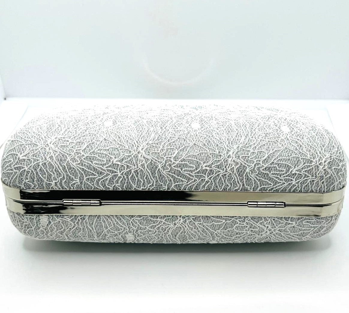 Clutch aus Spitze in Weiß und Silber