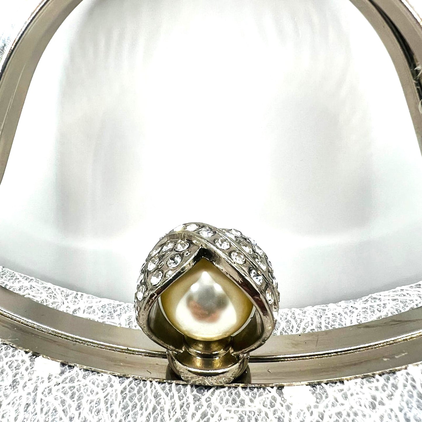 Clutch aus Spitze in Weiß und Silber