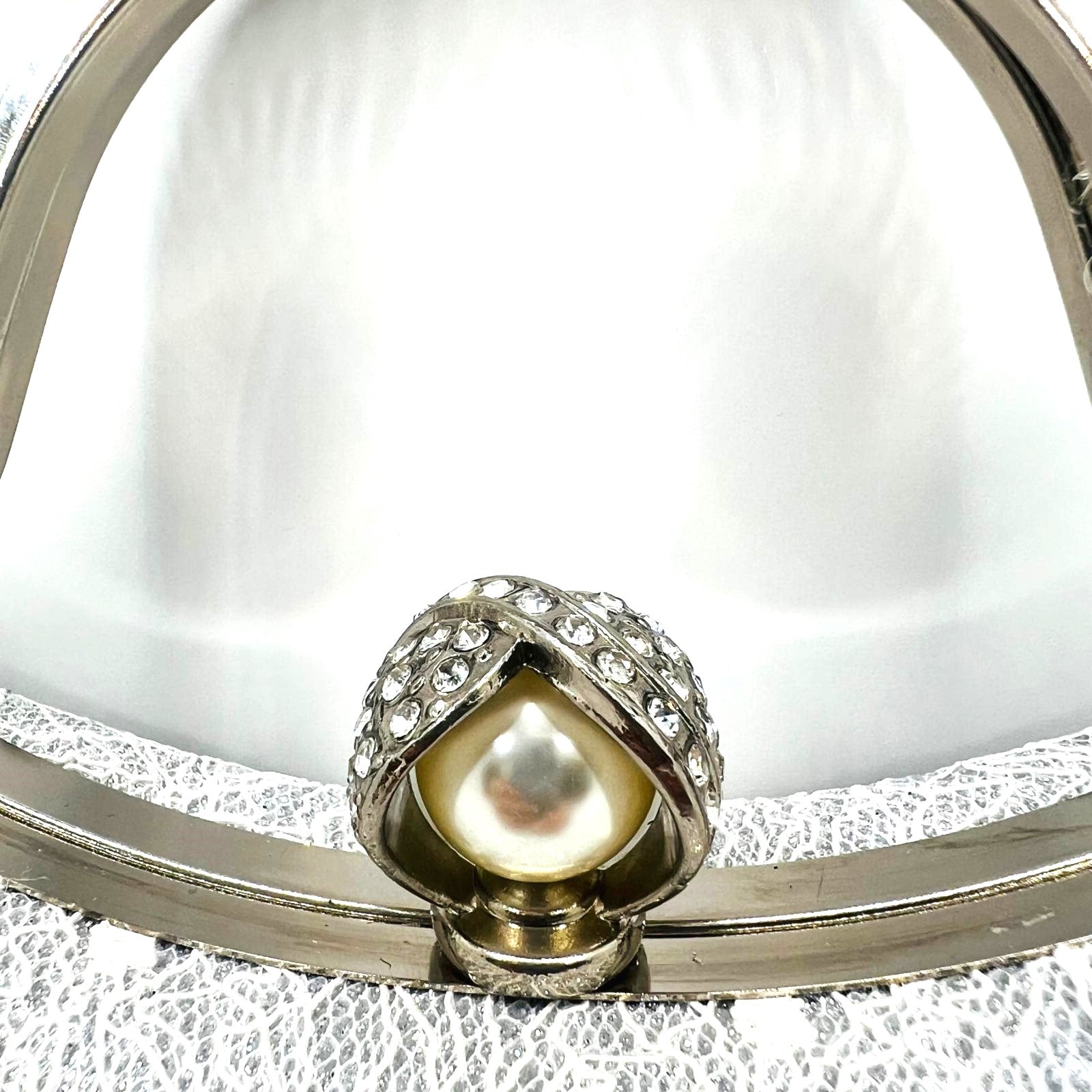 Clutch aus Spitze in Weiß und Silber